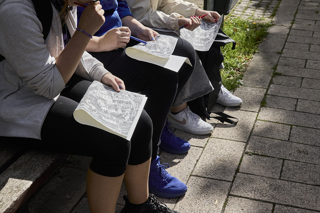 Participants in Satellit Erbeleben look at the city map.